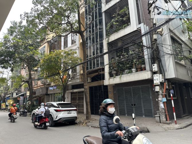 BÁN NHÀ PHỐ NGUYỄN CHÍ THANH - KINH DOANH Ở SƯỚNG - 5 TẦNG LÔ GÓC  Ô TÔ TRÁNH - ĐẦU TƯ