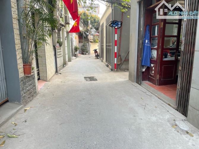 Bán nhà đầy đủ công năng, full nội thất, dân trí cao- Long Biên