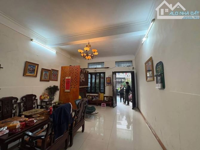 BÁN NHÀ THỊNH QUANG, ĐỐNG ĐA. 3 TẦNG - MẶT NGÕ - DIỆN TÍCH LỚN - NGÕ TO NHƯ PHỐ - Ô TÔ - K