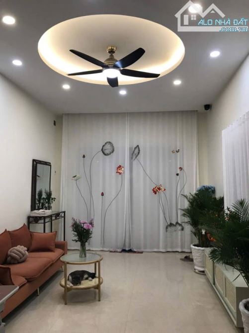 (PHÚ NHUẬN) 10M TỚI HUỲNH VĂN BÁNH. PHƯỜNG 14.(4x19m) SỔ VUÔNG HOA HẬU. 4 TẦNG. 11,9 TỶ.