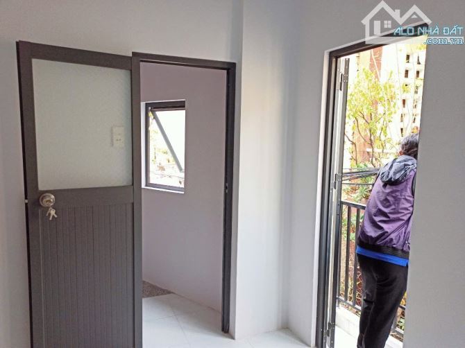 Nhỉnh 2 tỷ nhà Ngang 4 hẻm 3 gác 3 tầng vào ở liền sát quận 10 - 1