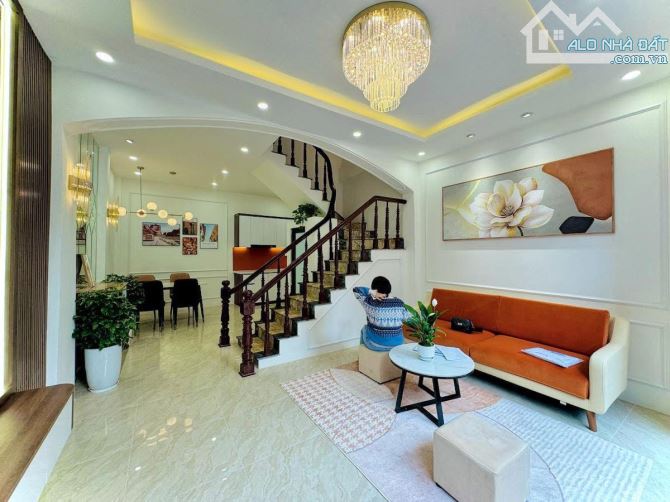 - Vị trí đẹp, trước nhà rộng 3m xe quay vòng tròn. Ngõ 281 thông sang Nguyễn Đức Cảnh, gia - 1