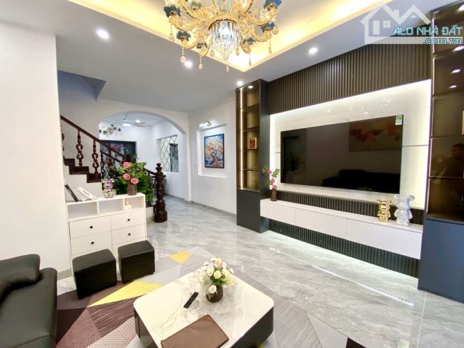 LÔ GÓC NGÕ KIM GIANG, SỔ ĐẸP, 30M RA PHỐ, NGÕ THẲNG TẮP