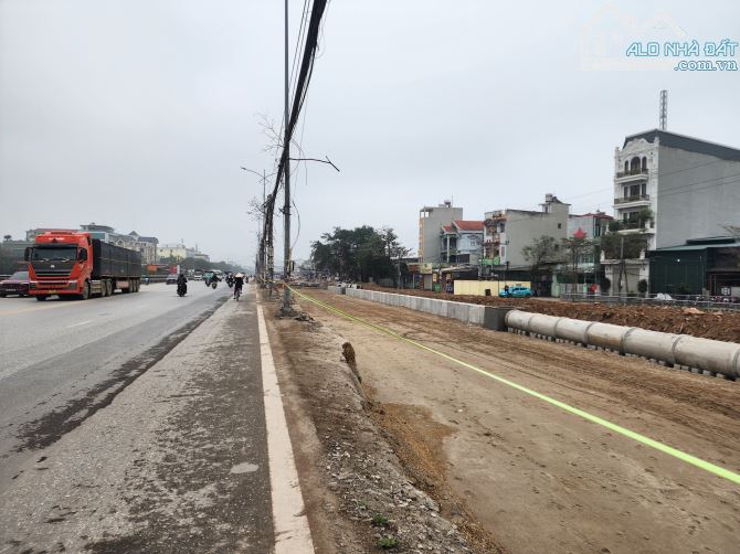 PHÂN LÔ - VỈA HÈ - 2 Ô TÔ TẢI TRÁNH - LIÊN NINH_ THANH TRÌ - 2