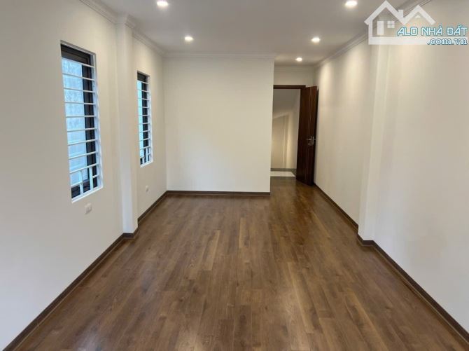 HÀNG HIẾM  LÔ GÓC  THẠCH BÀN  - GẦN CẦU VÌNH TUY - GẦN TT - CHUNG CƯ LIỀN KỀ -  Ô TÔ 8,7TY - 2