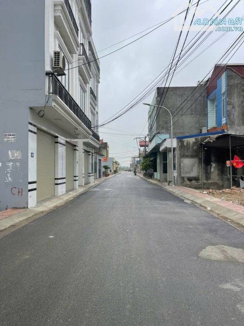 Đất trục Quỳnh Hoàng, Nam Sơn, tuyến 2 đường 351 quá đẹp so với quy định - 2