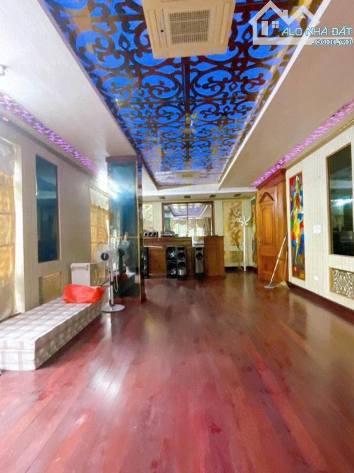 Bán Nhà mặt phố Việt Hưng Lô góc - DT: 325m2 - Mặt tiền khủng - GIÁ 350 triệu. - 3