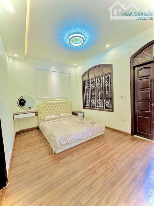 - Vị trí đẹp, trước nhà rộng 3m xe quay vòng tròn. Ngõ 281 thông sang Nguyễn Đức Cảnh, gia - 3