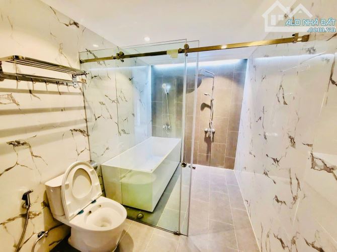 CHỈ ĐÚNG 1 CĂN, TÒA NHÀ 7 TẦNG SÁT MẶT PHỐ NGUYÊN HỒNG, LÔ GÓC 75M2, GIÁ MỀM - 4