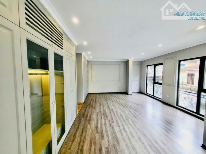 CHỈ ĐÚNG 1 CĂN, TÒA NHÀ 7 TẦNG SÁT MẶT PHỐ NGUYÊN HỒNG, LÔ GÓC 75M2, GIÁ MỀM - 5