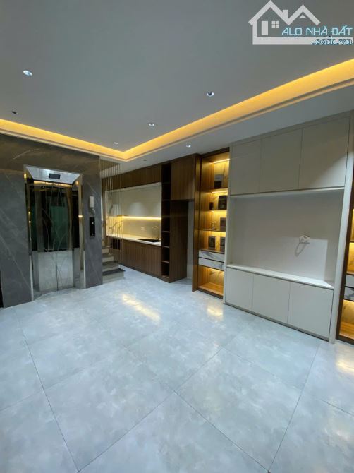 Nhà Mới 5 Tầng Thang Máy 35m, Căn Góc, Gần Phố - Chợ Hà Đông, Giá 8.2 Tỷ. LH: Hoàng Trung - 5