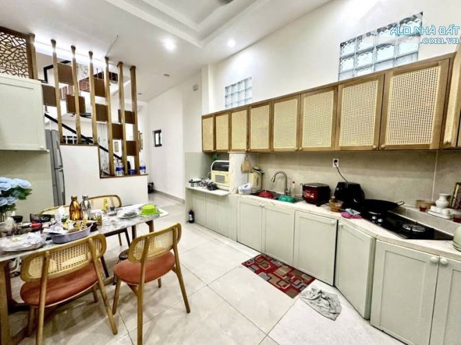 (PHÚ NHUẬN) 10M TỚI HUỲNH VĂN BÁNH. PHƯỜNG 14.(4x19m) SỔ VUÔNG HOA HẬU. 4 TẦNG. 11,9 TỶ. - 6