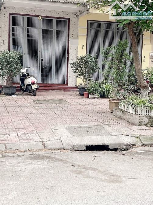 Bán nhà mặt phố Trần Quý Kiên, 5 tầng, vỉa hè đá bóng, buôn bán KD đỉnh, loanh quanh 21 tỷ