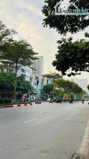 SIÊU PHẨM NHÀ PHỐ TRUNG KÍNH-KHU VỰC ĐẲNG CẤP-KINH DOANH-GIÁ ĐẦU TƯ TỐT-GIÁ 24.5 TỶ