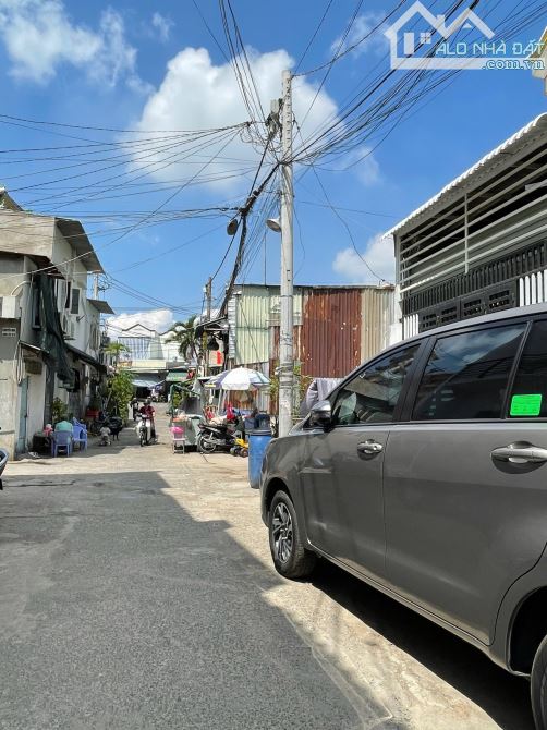 Bán gấp đất ngay ngã tư Linh Xuân, Thủ Đức, DT 74m2 (4 x 18,5) giá 4,2 tỷ