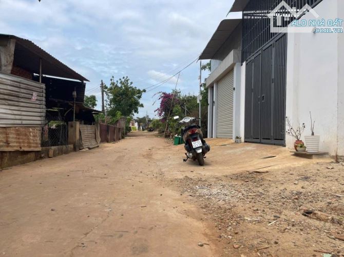 Cần bán lô đất y moan rẽ trái hẻm 451/99 hẻm thông ô tô