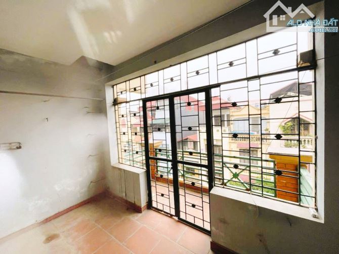 Nhà phố Kim Giang, Thanh Xuân - ô tô tránh, vỉa hè, ô tô vào nhà - 4 tầng, 60m2 - 17.5tỷ.