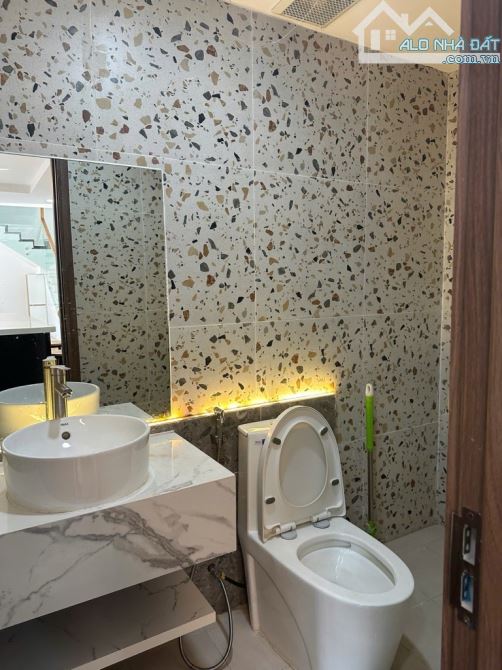 VILA MỚI XÂY, 5,7M X 12M, HẺM 7M, NỘI THẤT XỊN, HỒ BƠI TRONG NHÀ, GIÁ 11.9 TỶ