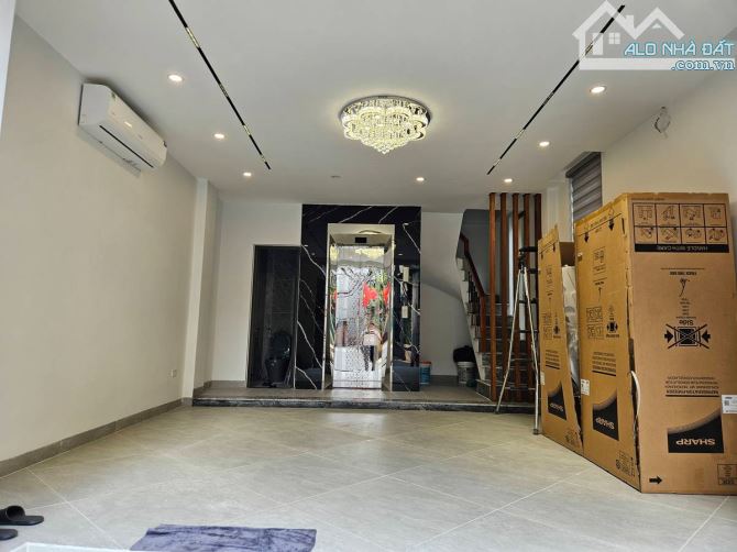 Hiếm. Bán nhà Vip Ngọc Lâm Long Biên 39m2 6 tầng mặt tiền 5m chỉ 14 tỷ lô góc, gần phố