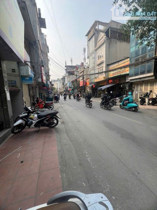 RẺ!! Bán nhà mặt phố vỉa hè rộng 43m2 chỉ 15 tỷ Đê La Thành to Đống Đa HN