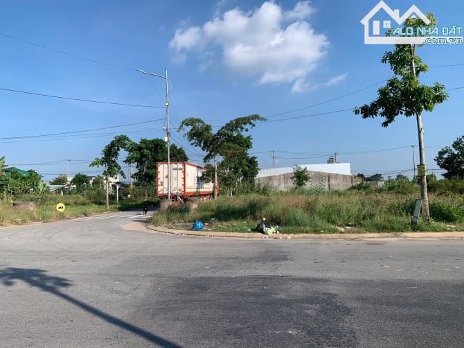 BÁN LÔ GÓC NGÃ BA ĐỐI DIỆN CÔNG VIÊN PHÚ ĐIỀN - ĐƯỜNG NGUYỄN CÔNG PHƯƠNG NỐI DÀI