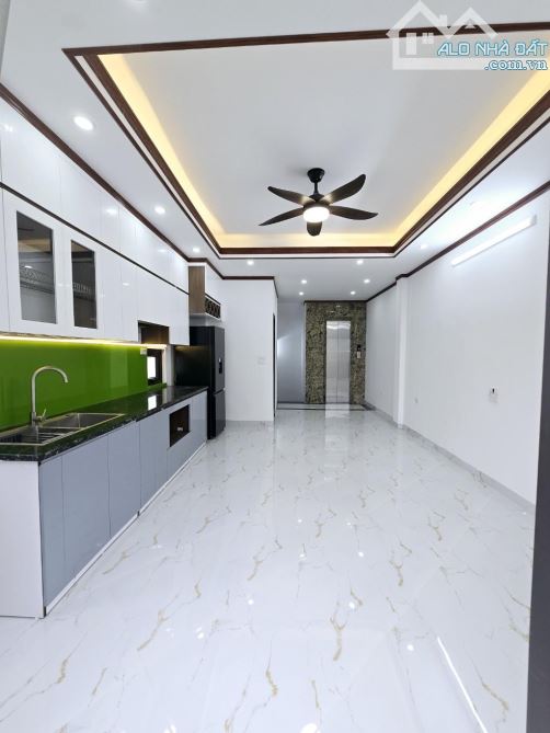 Bán nhà Hoàng Hoa Thám, DT 38m2 x 6T, thang máy, ngõ thông, vị trí trung tâm, 10 tỷ