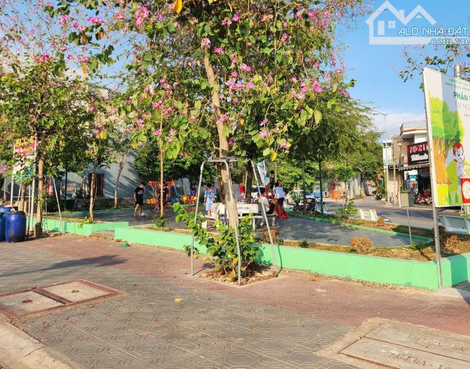 Bán đất gần GO, Góc 100m2 ngang 6,3m SHR, HXH 2 Bà Trưng, Đông Hòa, Dĩ An nhỉnh 2 tỷ