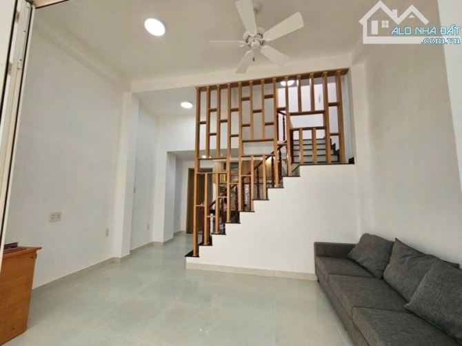Bán nhà Lầu TP Thủ Đức,đường xe hơi ra vào, giá cực kì rẻ, chỉ 4 đồng 4