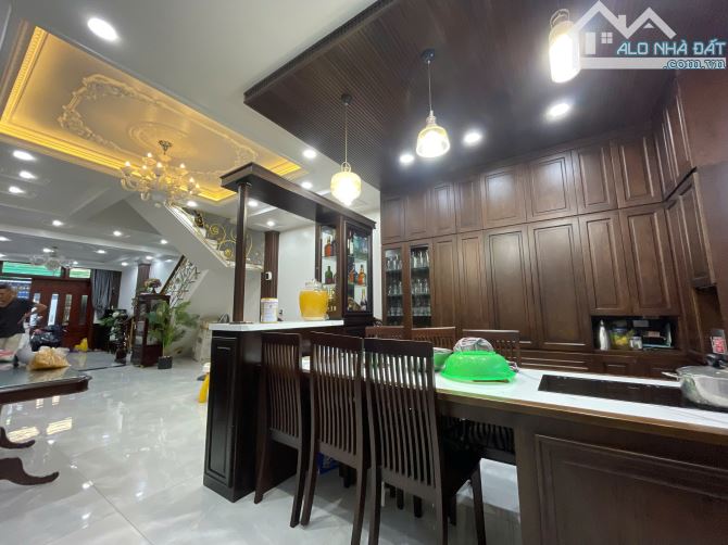 Biệt thự mini 5m x 22m, hẻm xe tải,tiền xây dựng và nội thất gần 5 tỷ,6 phòng ngủ chỉ 7.75 - 10