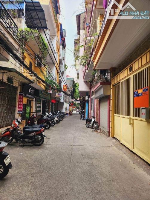 Bán nhà  236 Phố Lê trọng Tấn, Q Thanh Xuân. DT: 32m. Giá: 7.5 tỷ. Khu phân lô Quân đội - 2
