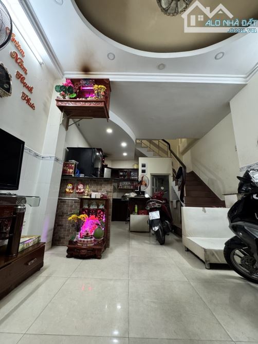 Bán nhà Trần Xuân Soạn Quận 7, 33m2, 5 tầng, BTCT, sát mặt tiền đường.