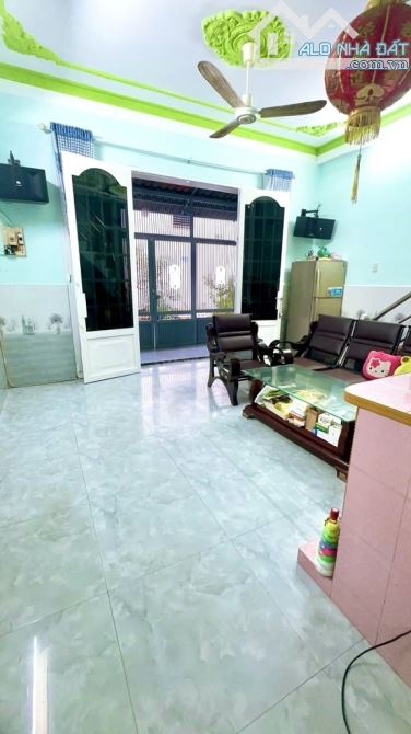 BÁN NHÀ HẺM OTÔ - GẦN MẶT TIỀN - ĐẤT THÁNH - TÂN BÌNH - 102 M2 - 3 TẦNG - CHỈ 9,xx TỶ. - 1