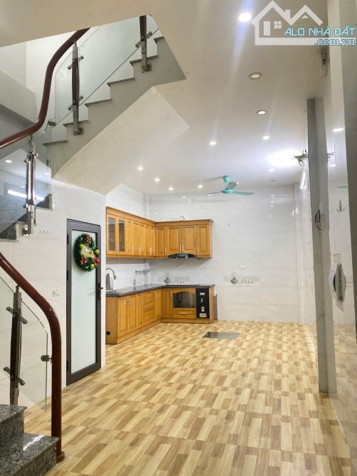 PHỐ VÍP QUẬN CẦU GIẤY - 50M RA PHỐ - NHÀ DÂN XÂY - NGÕ RỘNG THOÁNG - NỞ HẬU - 1