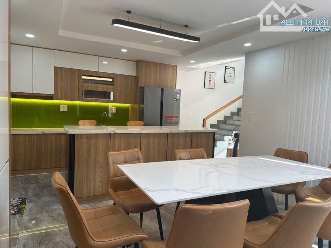 VILA MỚI XÂY, 5,7M X 12M, HẺM 7M, NỘI THẤT XỊN, HỒ BƠI TRONG NHÀ, GIÁ 11.9 TỶ - 1