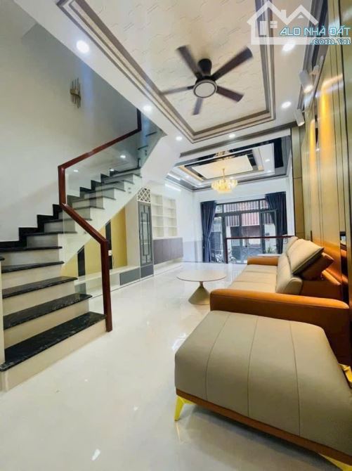 HUNHF TẤN PHÁT- TT NHÀ BÈ- NHÀ ĐẸP  - TẶNG N.THẤT - 3 TẦNG - HẺM 4M  - GIÁ 5,25 TỈ - 1