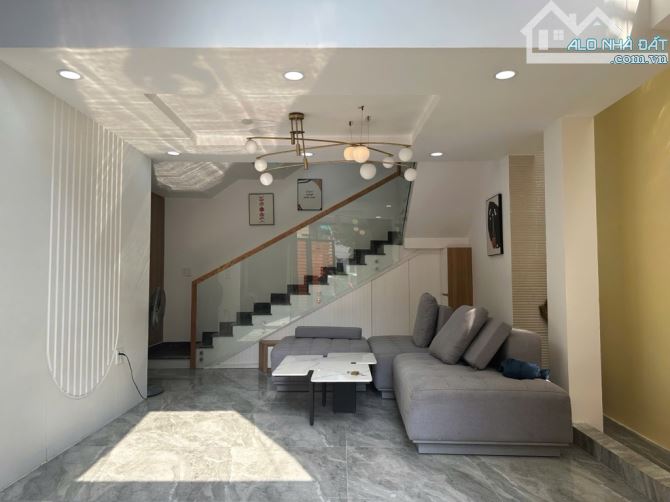 VILA MỚI XÂY, 5,7M X 12M, HẺM 7M, NỘI THẤT XỊN, HỒ BƠI TRONG NHÀ, GIÁ 11.9 TỶ - 12