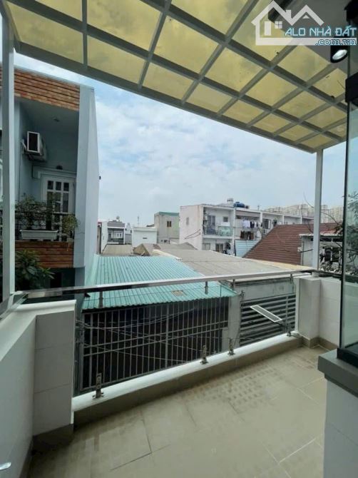 HUNHF TẤN PHÁT- TT NHÀ BÈ- NHÀ ĐẸP  - TẶNG N.THẤT - 3 TẦNG - HẺM 4M  - GIÁ 5,25 TỈ - 12