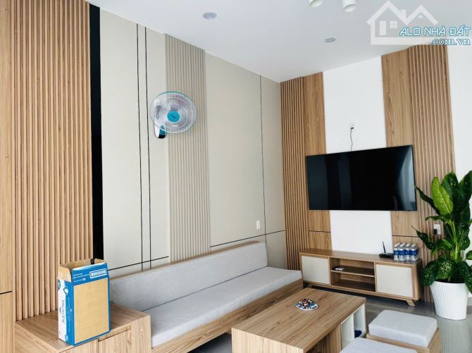 Bán nhà Mặt tiền đường Nguyễn Trường Tộ sân ô tô 3 PN DT 7x24m - 2