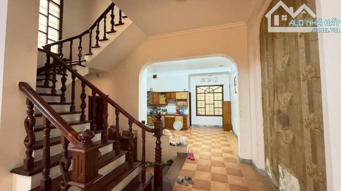 Nguyễn Chí Thanh, diện tích rộng, gần phố, ngõ to, nhà khung cột chắc. Chưa đến 200tr/m2 - 2