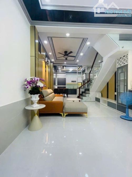 HUNHF TẤN PHÁT- TT NHÀ BÈ- NHÀ ĐẸP  - TẶNG N.THẤT - 3 TẦNG - HẺM 4M  - GIÁ 5,25 TỈ - 2