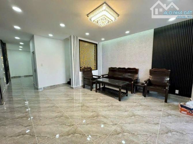 Bán nhà 2 tầng, Quận 7 - Chỉ 5.x tỷ - Ô tô 7 chỗ vào nhà - Nguyễn Văn Quỳ - 65m2 - 3