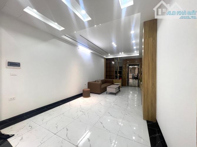 BÁN NHÀ PHÙNG CHÍ KIÊN CẦU GIẤY OTO VÀO NHÀ DT: 45m2- 6 tầng- Giá: 15.8tỷ - 3