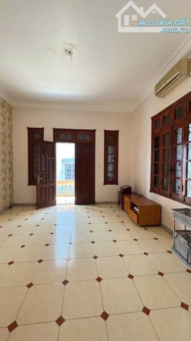 Nguyễn Chí Thanh, diện tích rộng, gần phố, ngõ to, nhà khung cột chắc. Chưa đến 200tr/m2 - 3