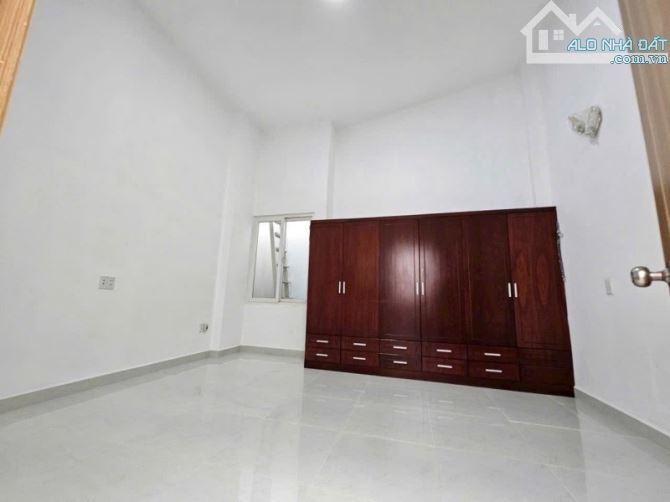 Bán nhà Lầu TP Thủ Đức,đường xe hơi ra vào, giá cực kì rẻ, chỉ 4 đồng 4 - 3