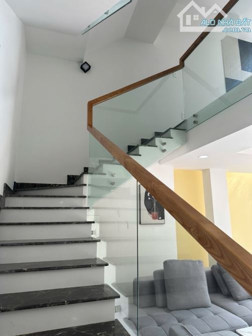 VILA MỚI XÂY, 5,7M X 12M, HẺM 7M, NỘI THẤT XỊN, HỒ BƠI TRONG NHÀ, GIÁ 11.9 TỶ - 5