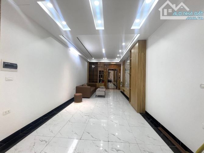 BÁN NHÀ PHÙNG CHÍ KIÊN CẦU GIẤY OTO VÀO NHÀ DT: 45m2- 6 tầng- Giá: 15.8tỷ - 5