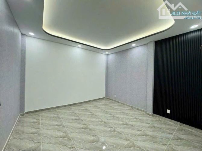 Bán nhà 2 tầng, Quận 7 - Chỉ 5.x tỷ - Ô tô 7 chỗ vào nhà - Nguyễn Văn Quỳ - 65m2 - 8