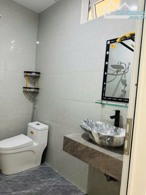 Bán nhà Mặt tiền đường Nguyễn Trường Tộ sân ô tô 3 PN DT 7x24m - 8