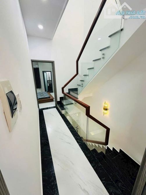 HUNHF TẤN PHÁT- TT NHÀ BÈ- NHÀ ĐẸP  - TẶNG N.THẤT - 3 TẦNG - HẺM 4M  - GIÁ 5,25 TỈ - 8