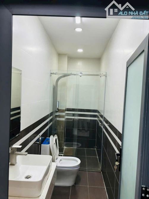 HUNHF TẤN PHÁT- TT NHÀ BÈ- NHÀ ĐẸP  - TẶNG N.THẤT - 3 TẦNG - HẺM 4M  - GIÁ 5,25 TỈ - 9